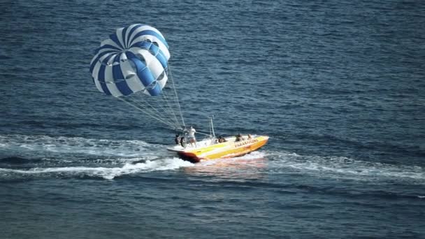 BUDVA, MONTÉNÉGRO - 26 juillet 2018. Parapente parachute et hors-bord en mer — Video