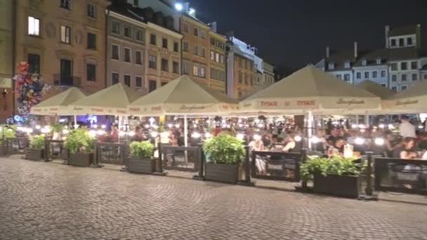 WARSAW, POLONIA - 4 de agosto de 2018. Restaurante en un lugar turístico por la noche — Vídeo de stock