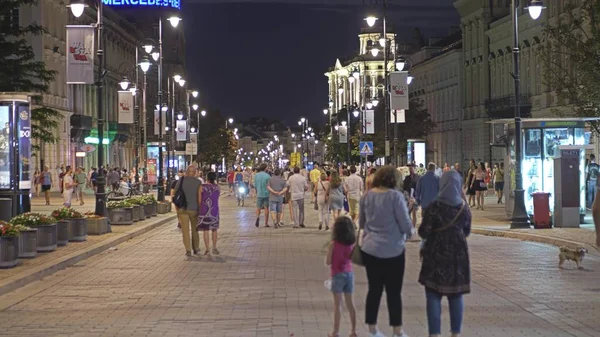 Warszawa, Polen - 4 augusti 2018. Trångt gågata i stadens centrum på kvällen — Stockfoto