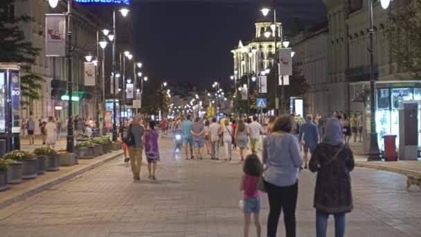 GARANTIA, POLÓNIA - 4 DE AGOSTO DE 2018. Rua pedonal lotada no centro da cidade à noite — Vídeo de Stock