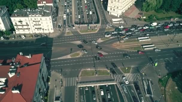 WARSAW, POLONIA - 7 de agosto de 2018. Vista aérea de la concurrida intersección de carreteras urbanas — Vídeos de Stock