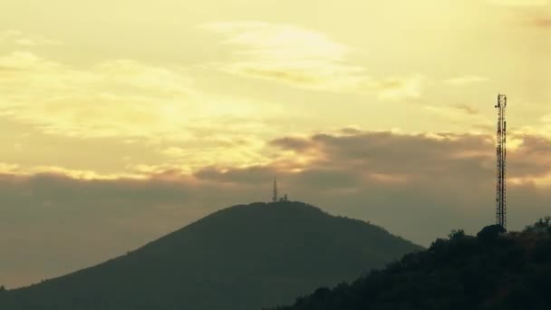 Karadağ'daki dağlar üzerinde iletişim direkleri içeren gündüz gece zaman atlamalı — Stok video