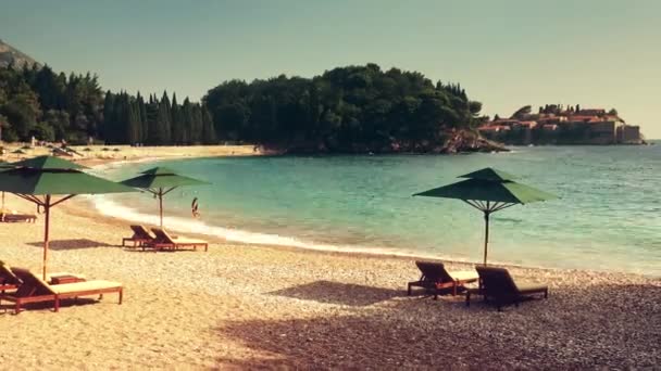 Time lapse de la playa y la famosa isla de Sveti Stefan en Montenegro — Vídeos de Stock