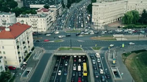 Letecký snímek rostoucí velké dopravní zácpě ve městě — Stock video