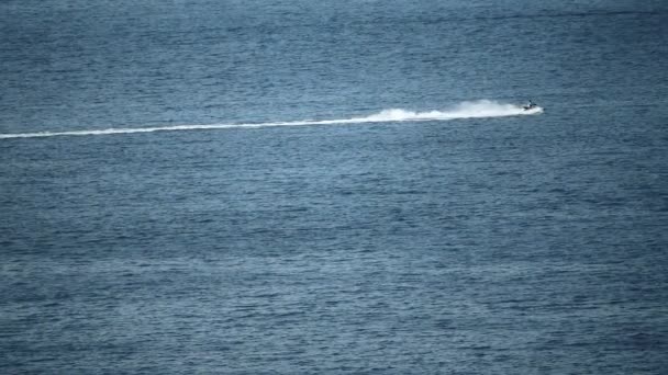 Jinete de moto acuática a distancia en el mar, vídeo en cámara lenta — Vídeo de stock