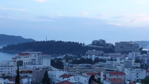 Budva, Montenegro - 27 juli 2018. Dag nacht tijd vervalt waarbij mediterrane Budva en Becici steden — Stockvideo