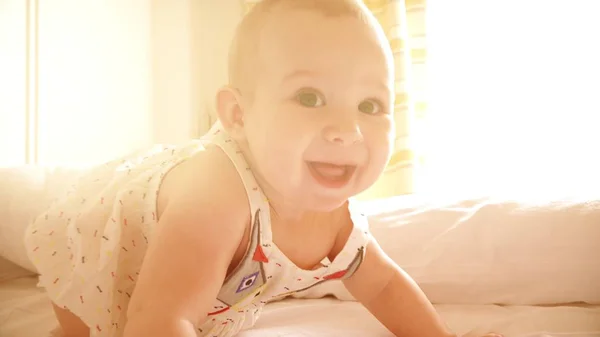 Bébé fille heureuse apprenant à ramper dans le lit — Photo