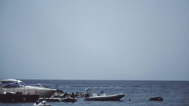 BUDVA, MONTÉNÉGRO - 28 juillet 2018. Bateau à moteur mouillé laps de temps — Video