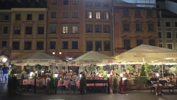 WARSAW, POLONIA - 4 de agosto de 2018. Crowded restaurante de la calle en el casco antiguo por la noche — Vídeos de Stock