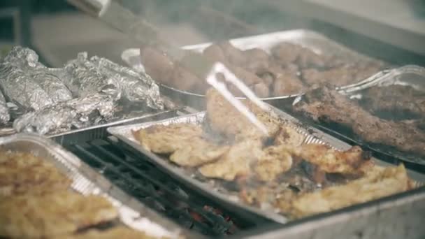 Готовить мясные сосиски на барбекю, крупным планом — стоковое видео