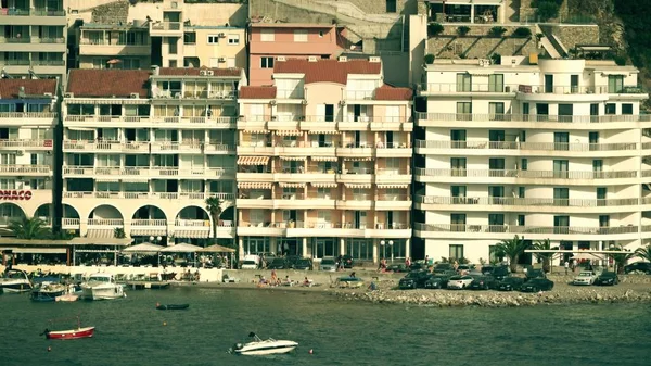 Μπούντβα, Μαυροβούνιο - 26 Ιουλίου 2018. Παραθαλάσσια ξενοδοχεία σε Becici — Φωτογραφία Αρχείου