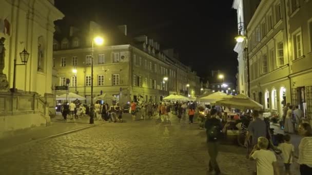 Varšava, Polsko - 4 srpna 2018. Lidé navštěvující staré město večer — Stock video