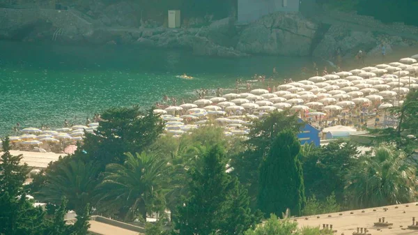 Spiaggia affollata a Montnegro — Foto Stock