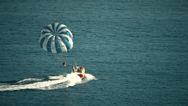 BUDVA, MONTENEGRO - 26 de julho de 2018. Paraquedas paraquedas e lancha no mar — Fotografia de Stock