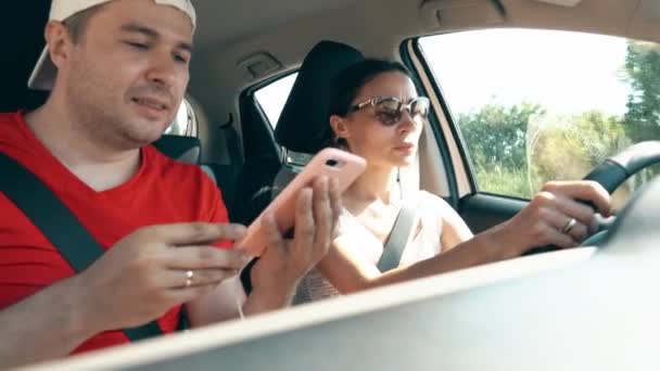夫妇使用智能手机导航应用程序在汽车上度假 — 图库视频影像