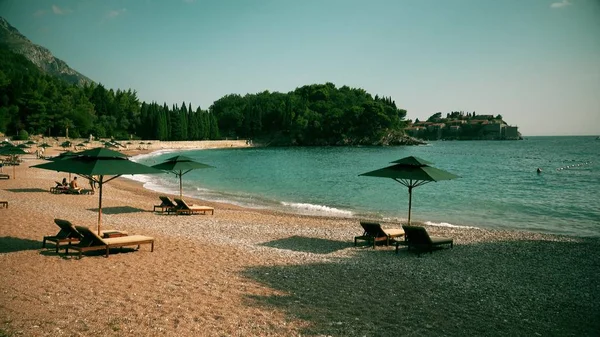 Пляж и знаменитый остров Свети Стефан в Черногории — стоковое фото