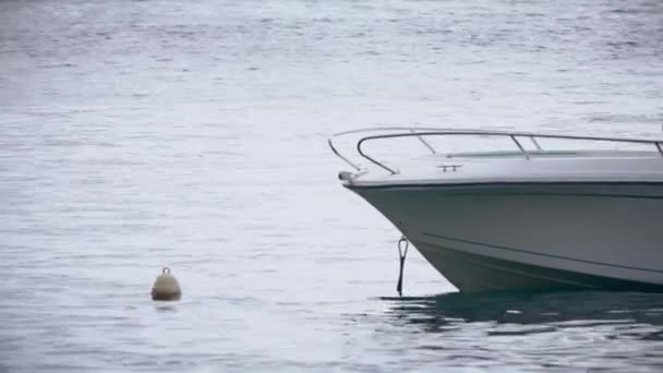 Nariz de um barco moderno e uma bóia no mar — Vídeo de Stock