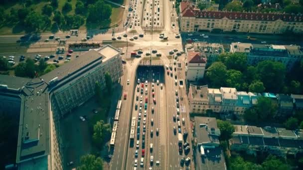 Widok na skrzyżowanie ulic tętniącego życiem miasta w Warszawie — Wideo stockowe