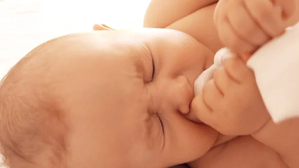 Baby meisje niest, close-up — Stockfoto