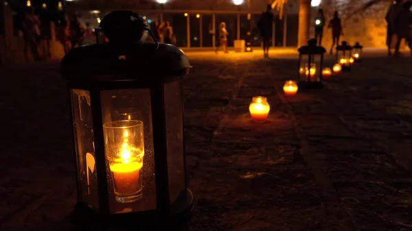 Lanternas de vela românticas na rua turística à noite — Fotografia de Stock