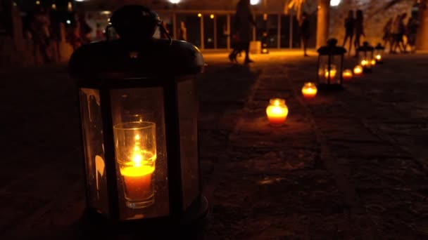 A turista utcán éjszaka romantikus gyertyafényes lámpák — Stock videók