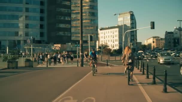 ワルシャワ, ポーランド - 2018 年 8 月 22 日。若い女性のダウンタウンに都市自転車道に沿ってサイクリング — ストック動画