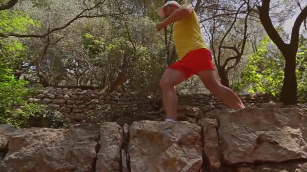 Hombre corriendo en el paisaje mediterráneo, vídeo en cámara lenta — Vídeos de Stock