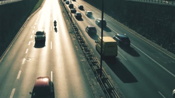Varšava, Polsko - 22. srpna 2018. Silně znečišťující vozidla v silničním provozu — Stock video