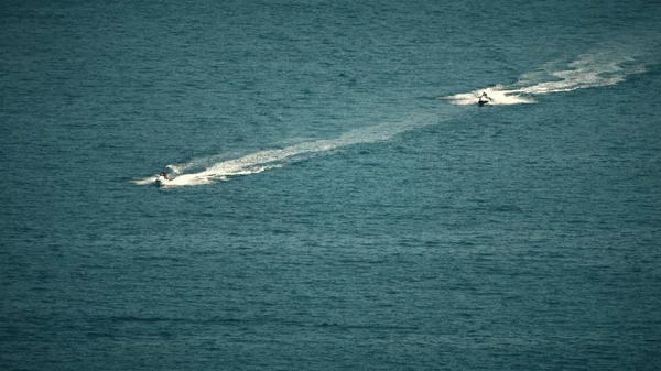 Zwei Jetski-Fahrer auf See. Teleobjektiv abgeschossen — Stockfoto