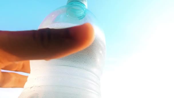 Размазывание росы на холодной бутылке воды в жаркий летний день — стоковое видео
