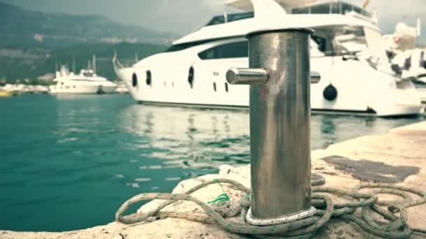 Luxe motorjachten achter aanmeren bolder in het Adriatische marina — Stockvideo