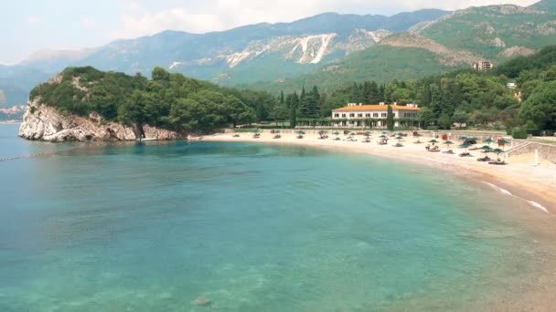 Vackra Adriatiska havet stranden i Milocer, Montenegro — Stockvideo