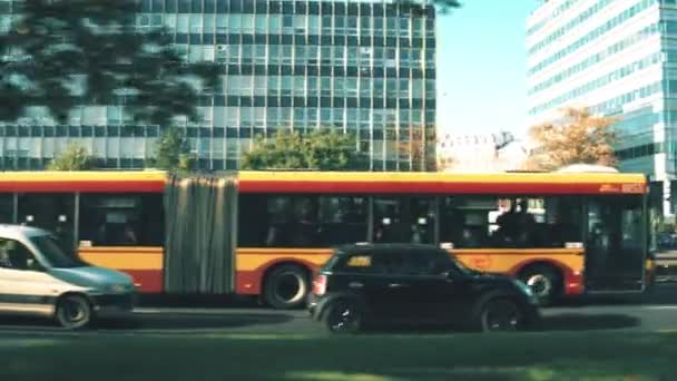 WARSAW, POLONIA - 22 de agosto de 2018. Camioneta ambulancia en movimiento en tráfico urbano congestionado — Vídeo de stock