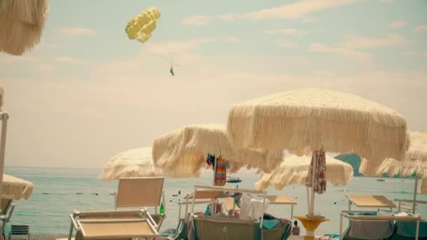 Ombrelloni ondulanti e distand paracadute parasailing in mare — Video Stock