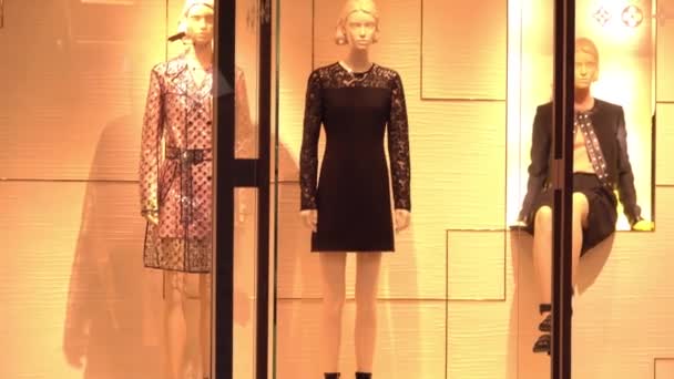 MOSCÚ, RUSIA - 10 de agosto de 2018. Louis Vuitton entrada de tienda de moda de lujo — Vídeos de Stock