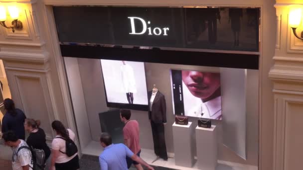 Moscow, Oroszország - augusztus 10-én 2018-ban. Dior boutique kirakat — Stock videók
