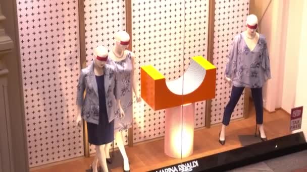 Moskva, Ryssland - 10 augusti 2018. Marina Rinaldi boutique skyltfönster — Stockvideo