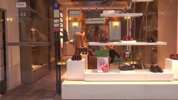 Moscow, Oroszország - augusztus 10-én 2018-ban. Fratelli Rossetti boutique kirakat — Stock videók