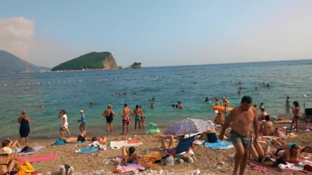 Budva, Montenegro - 2 augusti 2018. Fullsatt strand nära gamla stan — Stockvideo