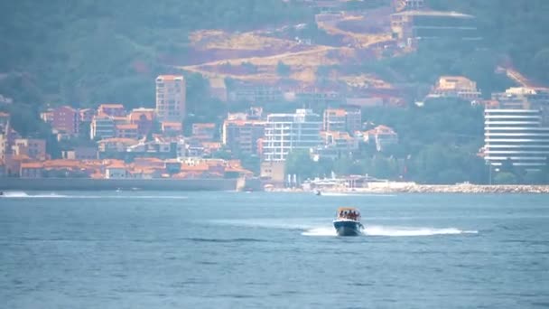 摩托艇在海上移动反对地中海度假村风光 — 图库视频影像