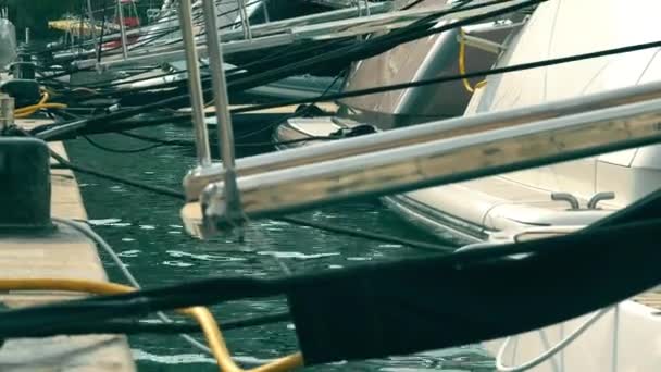 Nástup lávky luxusní jachty kotvící v přístavu marina — Stock video