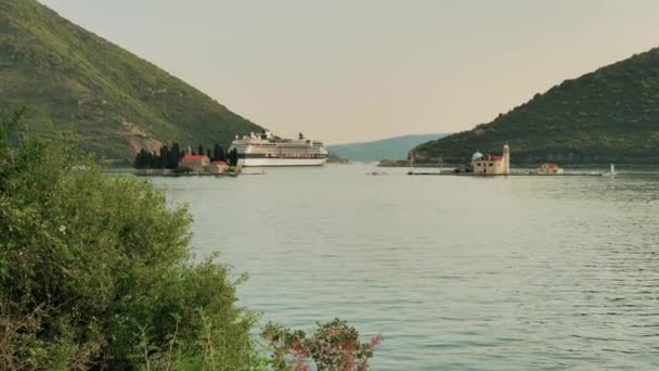 Kotor, Karadağ - 27 Temmuz 2018. GTS ünlü Constellation Kotor Koyu'nun terketmek Boka Kotorska gemisi — Stok video