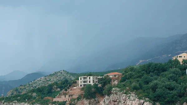 Nuvens de chuva escura sobre a costa do mar Adriático em Montenegro — Fotografia de Stock