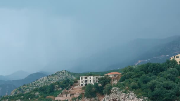 Ciemny deszcz chmury burzowe nad wybrzeże Morza Adriatyckiego w Czarnogórze — Wideo stockowe