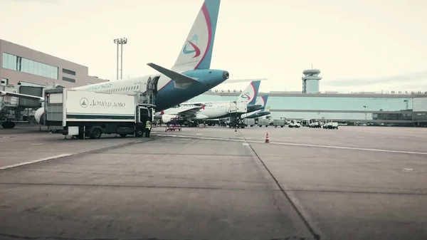 MOSCOW, RÚSSIA - 5 de agosto de 2018. Aviões comerciais embarque no terminal do aeroporto de Domodedovo — Fotografia de Stock