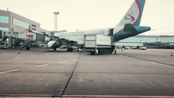 Moskou, Rusland -, 5 augustus 2018. Commerciële vliegtuigen instappen bij Domodedovo luchthaven terminal — Stockvideo