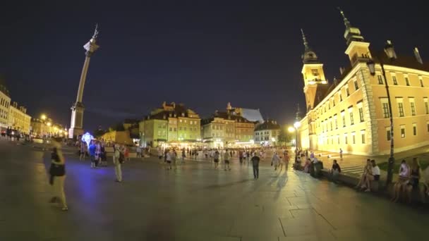 WARSAW, POLOGNE - 4 AOÛT 2018. Les touristes se promènent dans la vieille ville le soir. Artistique fisheye lentille vue — Video