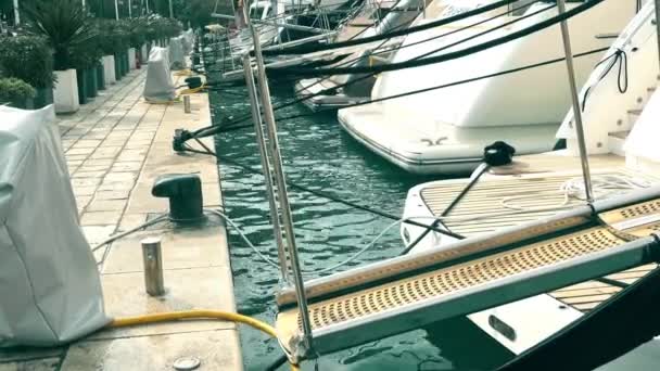 Aan boord van hellingbanen van luxe jachten in marina — Stockvideo
