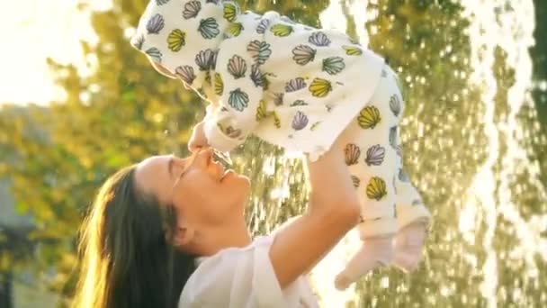 Maman et sa petite fille près de la fontaine du parc, tir au ralenti — Video