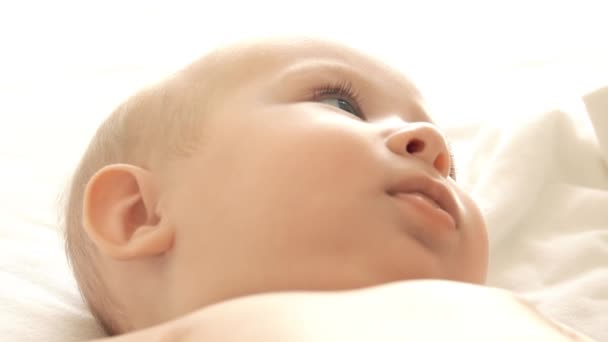 Kleine baby in bed, close-up shot — Stockvideo